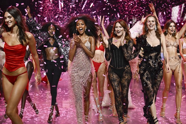 Models Vittoria Ceretti, left, Blesnya Minher, Carla Bruni, Eva Herzigova and Andreea Diaconu walk the runway during the Victorias Secret Fashion Show on Tuesday, Oct. 15, 2024, in the Brooklyn borough of New York. (Photo by Evan Agostini/Invision/AP)