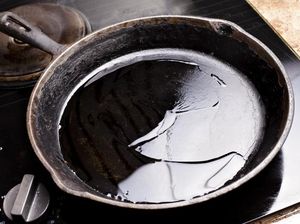 Bukan Bikin Bersih, Trik Es Batu Ini Malah Bisa Merusak Wajan Cast Iron