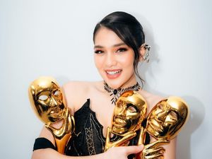 Davina Karamoy Dapat 3 Piala Usai Umrah: Ini Doaku yang Dikabulkan