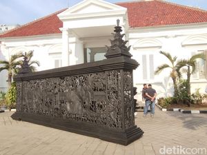 Karya Monumental Entang Wiharso Mejeng di Depan Galeri Nasional Indonesia Karya Monumental Entang Wiharso Mejeng di Depan Galeri Nasional Indonesia