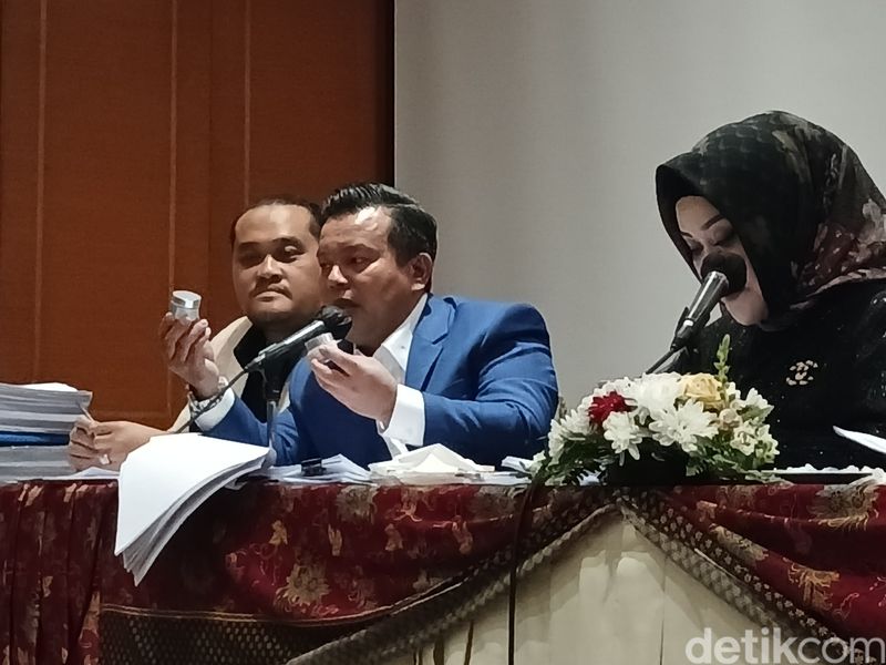 Heni Purnamasari (berhijab) dan tim kuasa hukumnya saat jumpa pers di Hotel Borobudur, Jakarta Pusat, Kamis (17/10/2024). Heni Purnamasari merupakan pemilik PT Sagara Purnama dan PT Ratansha Purnama Abadi yang merasa tertantang dengan isi podcast Dr. Richard Lee, Dr. Oki dan Nikita Mirzani.