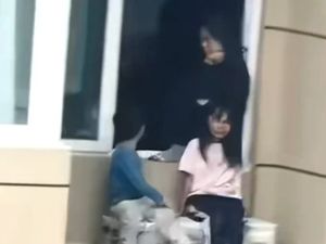 Demi Bikin Suami Jengkel, Ibu Paksa Anak Duduk di Atas Outdoor AC Lantai 23
