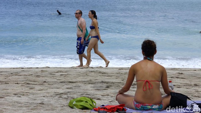 Ilustrasi Wisatawan berjemur di Pantai BALI