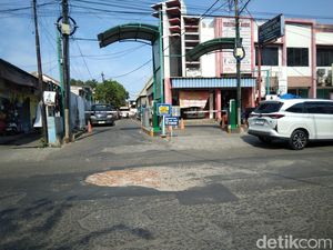 Warga Cirebon Keluhkan Jalan Rusak dan Berlubang di Jagasatru