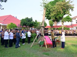 Jokowi-Iriana Tanam Pohon di Halaman Istana Jakarta Jelang Purnatugas