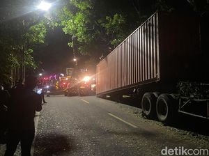 Video Wanita Hamil Tewas Tertimpa Peti Kemas yang Lepas dari Truk di Cianjur Video Wanita Hamil Tewas Tertimpa Peti Kemas yang Lepas dari Truk di Cianjur