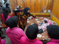 Ketum Bhayangkari Kunjungi Aiptu Heri dan Anaknya yang Terbaring Sakit