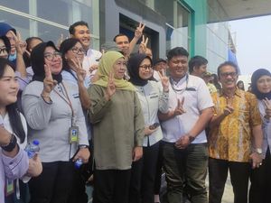 Khofifah Disambut Meriah Karyawan Pabrik Produsen Kartu Indonesia Sehat Khofifah Disambut Meriah Karyawan Pabrik Produsen Kartu Indonesia Sehat