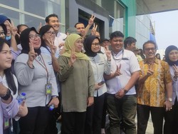 Khofifah Disambut Meriah Karyawan Pabrik Produsen Kartu Indonesia Sehat