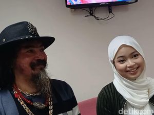Limbad Nggak Seram Lagi Usai Pose Bareng Boneka Labubu Limbad Nggak Seram Lagi Usai Pose Bareng Boneka Labubu