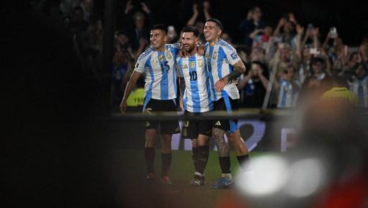 Lionel Messi memuji Nico Paz. (Foto: AFP/LUIS ROBAYO)