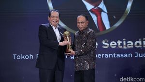 Momen Budi Arie Terima detikcom Awards dari CT