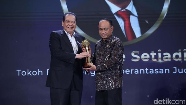 Momen Budi Arie Terima detikcom Awards dari CT