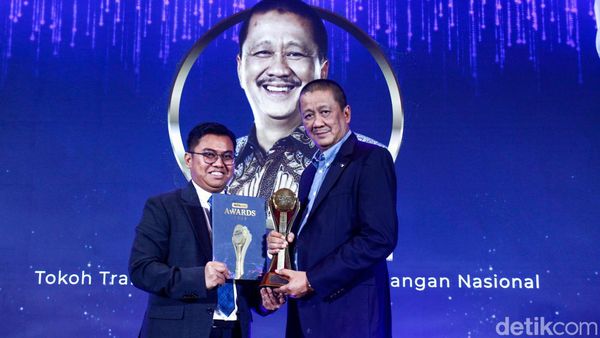 Momen Dirut Garuda Irfan Setiaputra Terima detikcom Awards