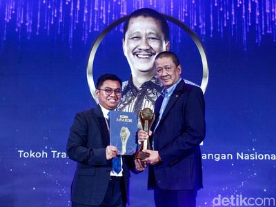 Momen Dirut Garuda Irfan Setiaputra Terima detikcom Awards