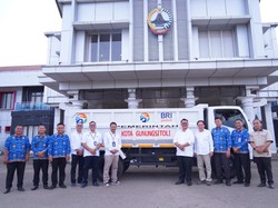 BRI Serahkan 1 Unit Truk Pengangkut Sampah ke Pemkot Gunungsitoli