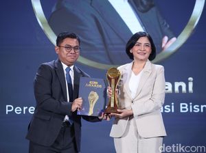 Tri Andayani Terima Penghargaan Perempuan Transformasi Bisnis Pelayaran