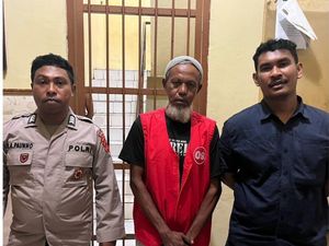 Pedagang Pasar di Ambon Ancam Satpol PP Pakai Parang Saat Lapak Ditertibkan Pedagang Pasar di Ambon Ancam Satpol PP Pakai Parang Saat Lapak Ditertibkan