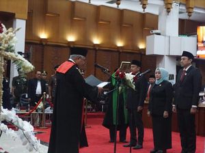 4 Pimpinan DPRD Kota Surabaya Masa Jabatan 2024-2029 Resmi Dilantik 4 Pimpinan DPRD Kota Surabaya Masa Jabatan 2024-2029 Resmi Dilantik