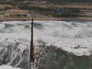 3 Insiden di Jembatan Besi Tua Tegalbuleud yang Buat 71 Nelayan Terjebak 3 Insiden di Jembatan Besi Tua Tegalbuleud yang Buat 71 Nelayan Terjebak