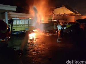 Kebakaran Pabrik Styrofoam di Gresik Padam, Kerugian Ditaksir Rp 20 M Kebakaran Pabrik Styrofoam di Gresik Padam, Kerugian Ditaksir Rp 20 M