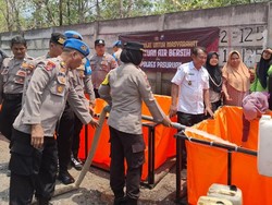 3 Desa di Pasuruan Terdampak Kekeringan Dapat Kiriman Air Bersih