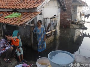 Pasrahnya Ratih, Rumah Perlahan Ditelan Laut Jawa di Legonwetan