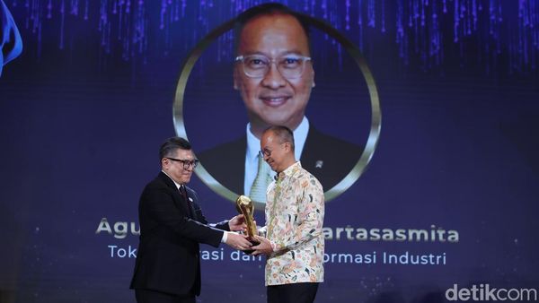 Potret Agus Gumiwang Raih Penghargaan Tokoh Inovasi dan Transformasi Industri