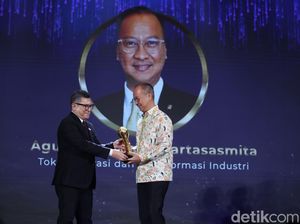 Potret Agus Gumiwang Raih Penghargaan Tokoh Inovasi dan Transformasi Industri