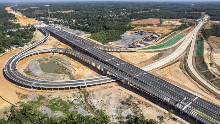 Foto udara Jalan Tol Trans Sumatera (JTTS) Bayung Lencir - Tempino (Baleno) Seksi 3 ketika hari pertama pengoperasiannya di Muaro Sebapo, Muaro Jambi, Jambi, Kamis (17/10/2024). Menurut PT Hutama Karya (Persero) jalan tol pertama di Jambi yang menghubungkan Jambi dengan Sumatera Selatan sepanjang 34 kilometer itu resmi beroperasi gratis mulai Kamis (17/10). ANTARA FOTO/Wahdi Septiawan/tom.