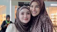 7 Foto Gaya Nikita Mirzani Saat Umrah, Wakaf 300 Al-Quran di Mekah