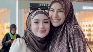 7 Foto Gaya Nikita Mirzani Saat Umrah, Wakaf 300 Al-Quran di Mekah