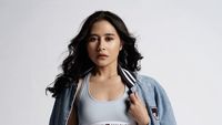 8 Gaya Prilly Latuconsina Rayakan Ultah ke-28, Pamer Rebahan - Perut Rata