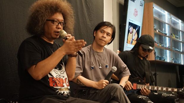 Gitaris kawakan lainnya seperti Puguh Kribo, Avedis Mutter dan Ambang Christo juga berbagi tips dan trik 'power slaves' mereka kepada komunitas gitaris.