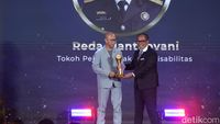 Potret Reda Manthovani Terima detikcom Awards 2024