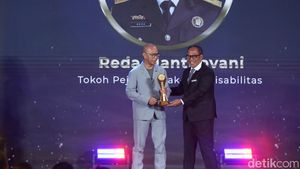 Potret Reda Manthovani Terima detikcom Awards 2024