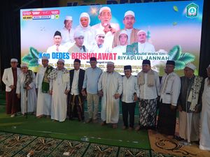 Wahyu-Ali Satu-satunya Pasangan Religius yang Didoakan Jemaah Riyadul Jannah Wahyu-Ali Satu-satunya Pasangan Religius yang Didoakan Jemaah Riyadul Jannah