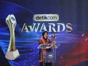 Risma Raih Tokoh Penggerak Pengentasan Kemiskinan detikcom Awards 2024