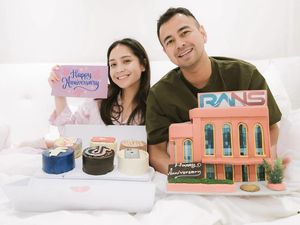 Romantis! Raffi Ahmad Beri Kue dan Ajak Nagita Slavina Makan Bareng Romantis! Raffi Ahmad Beri Kue dan Ajak Nagita Slavina Makan Bareng