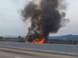 Mobil Elf Terbakar di Tol Batang KM 337