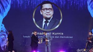 Selamat! Ahmad Doli Kurnia Raih detikcom Awards 2024