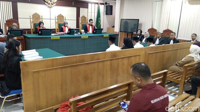 Sidang Pembunuhan Motif Cinta Segitiga di Kuningan Sidang Pembunuhan Motif Cinta Segitiga di Kuningan