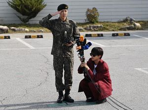 Video: J-Hope Resmi Selesai Wajib Militer, Disambut Jin BTS Video: J-Hope Resmi Selesai Wajib Militer, Disambut Jin BTS