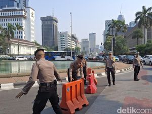 Video: Ada Demo Buruh, Jalan Medan Merdeka Barat Arah Istana Ditutup