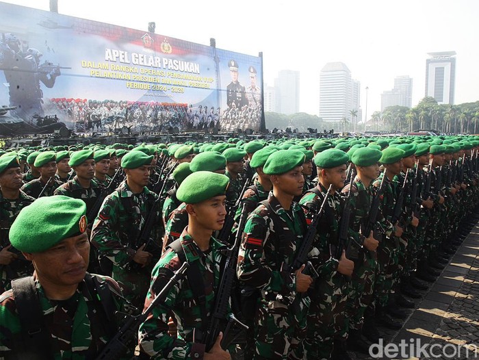 Apel Pasukan Pengamanan Pelantikan Presiden Panglima Tentara Nasional Indonesia Jenderal Agus Subiyanto dan Kapolri Jenderal Listyo Sigit Prabowo memimpin Apel Gelar Pasukan Pengamanan Pelantikan Presiden dan Wapres 2024-2029, di Monas, Jakarta, Jumat (18/10/2024). Pelantikan Presiden Prabowo dan Wapres Gibran akan ditangani pada Minggu (20/10/2024).