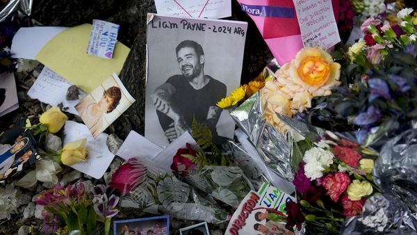 Foto Hingga Bunga Duka Penuhi Lokasi Tewasnya Liam Payne