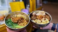 Jajan Bakmi Hong Kong Ayam Panggang  di Bajaj Kuning