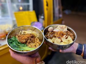 Jajan Bakmi Hong Kong Ayam Panggang di Bajaj Kuning Jajan Bakmi Hong Kong Ayam Panggang di Bajaj Kuning