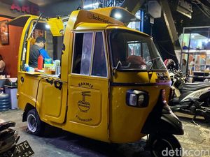 Kenyal Mulur! Bakmi Hong Kong Viral yang Dijajakan Pakai Bajaj Kuning