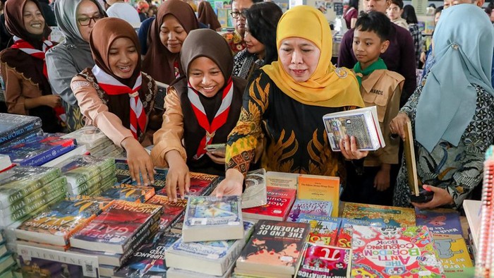 Cagub Jatim Khofifah Indar Parawansa di saat perayaan Hari Perpustakaan Sekolah Internasional. Cagub Jatim Khofifah Indar Parawansa di saat perayaan Hari Perpustakaan Sekolah Internasional.